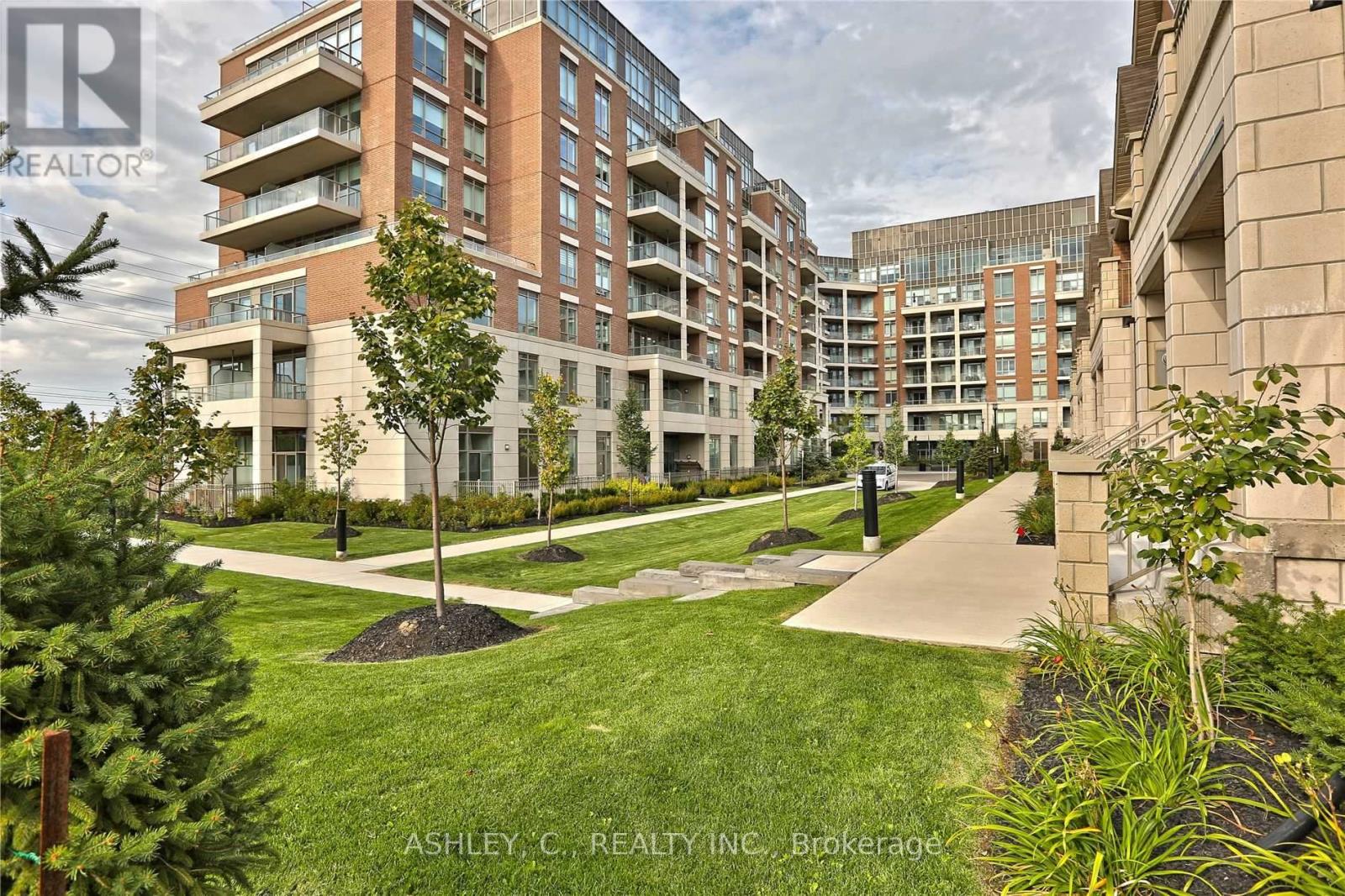807 - 2480 Prince Michael Drive, Oakville, Ontario  L6H 0H1 - Photo 2 - W13712068