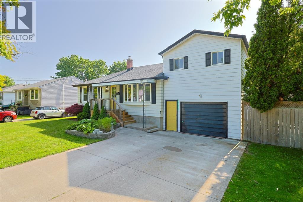 898 GRANDVIEW AVENUE, Sarnia, Ontario