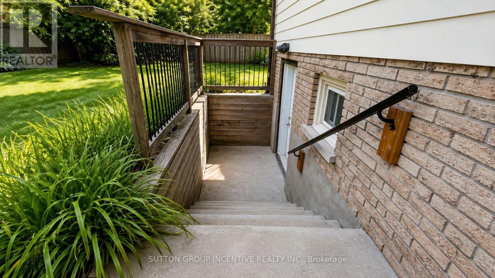 35 Davies Crescent, Barrie, Ontario  L4M 2M4 - Photo 2 - S13712190