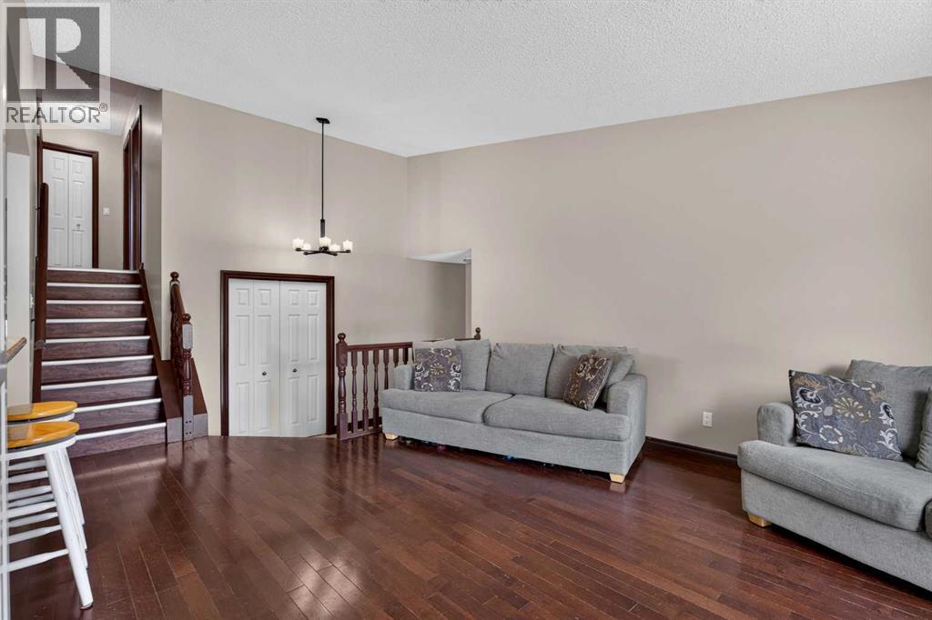 196 Suncrest Way Se, Calgary, Alberta  T2X 1W4 - Photo 5 - A2338459