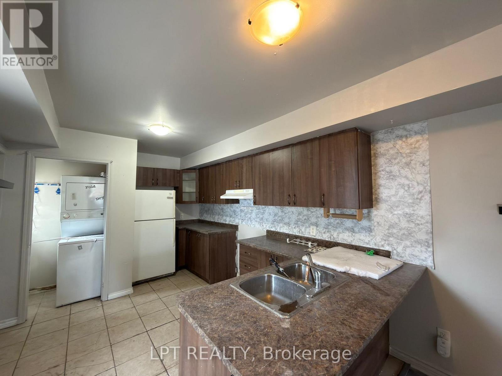37 Elizabeth Street N, Brampton, Ontario  L6X 1S3 - Photo 2 - W13712196