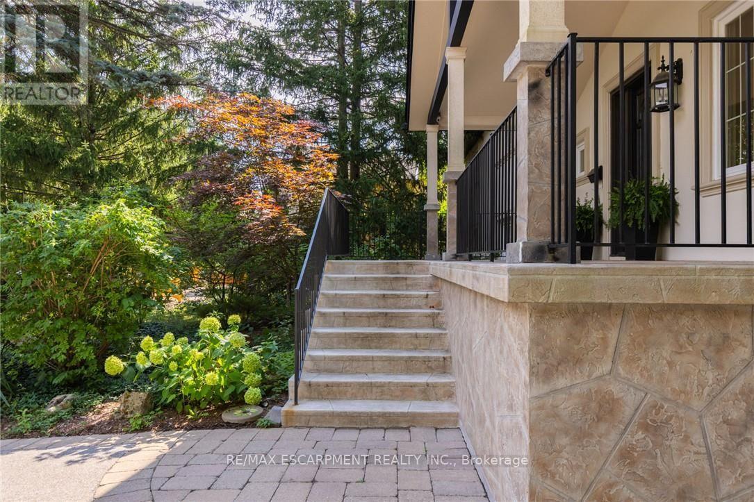 1063 Greenoaks Drive, Mississauga, Ontario  L5J 3A1 - Photo 3 - W13712222