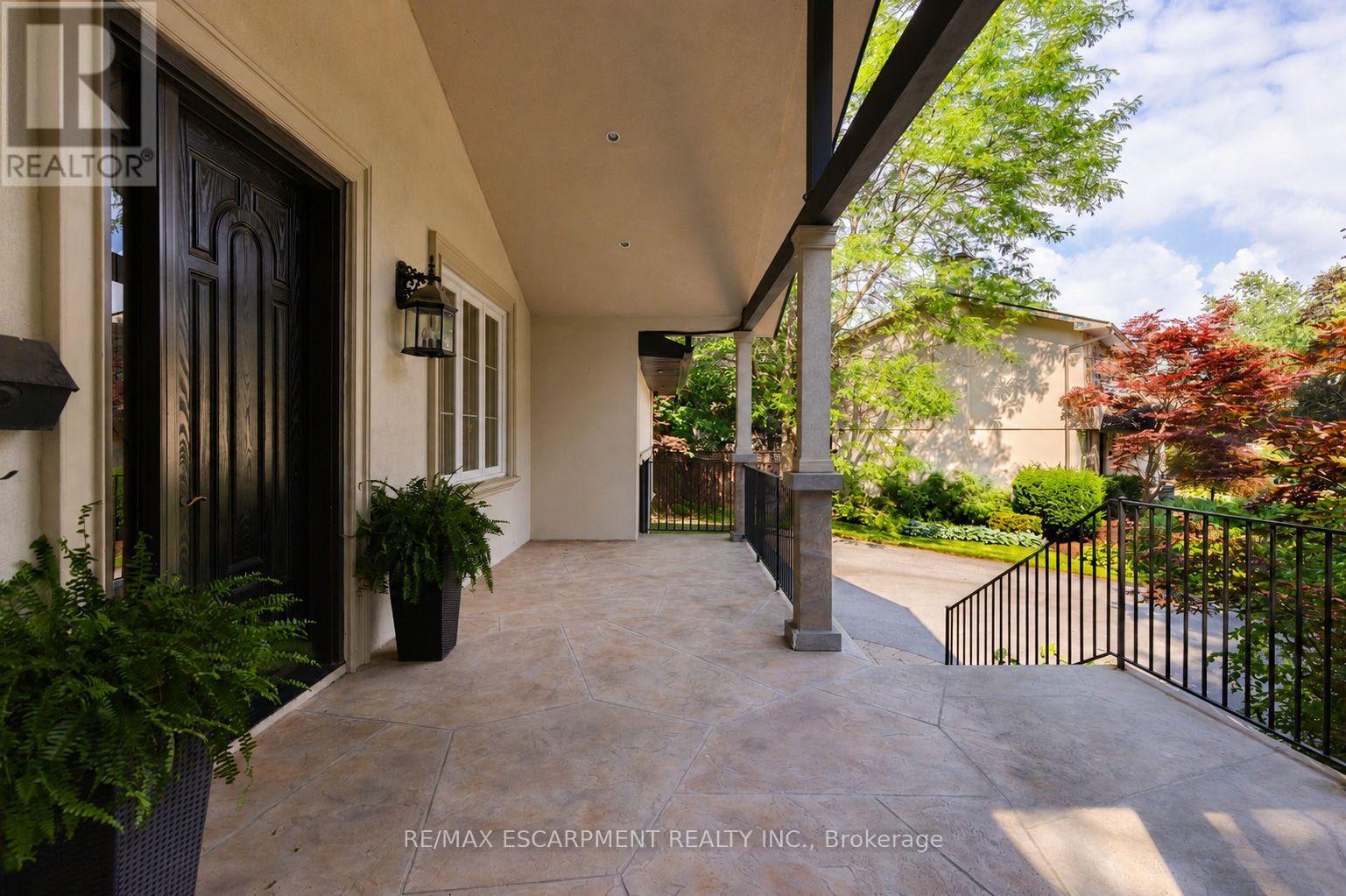1063 Greenoaks Drive, Mississauga, Ontario  L5J 3A1 - Photo 4 - W13712222