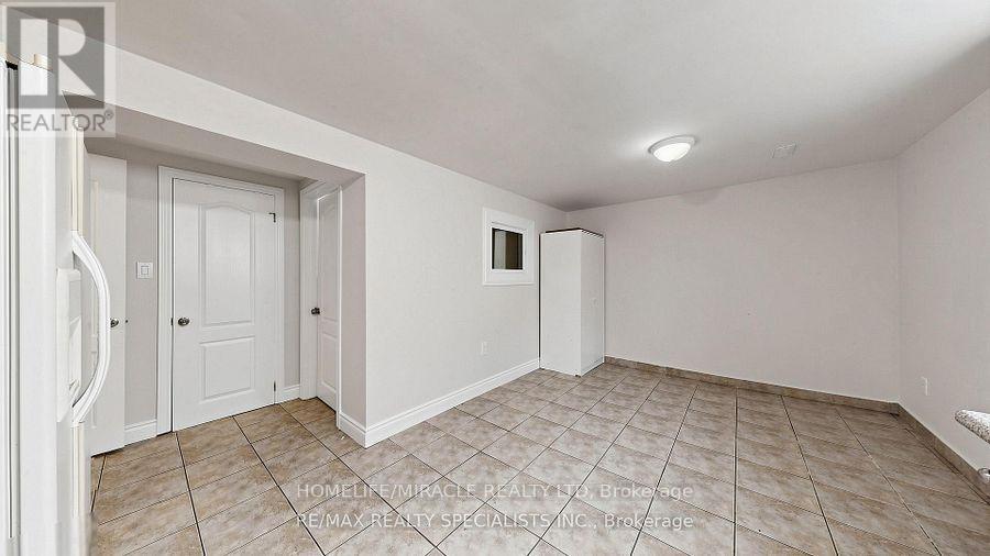 7444 Homeside Gardens Bsmt, Mississauga, Ontario  L4T 2A7 - Photo 4 - W13712258