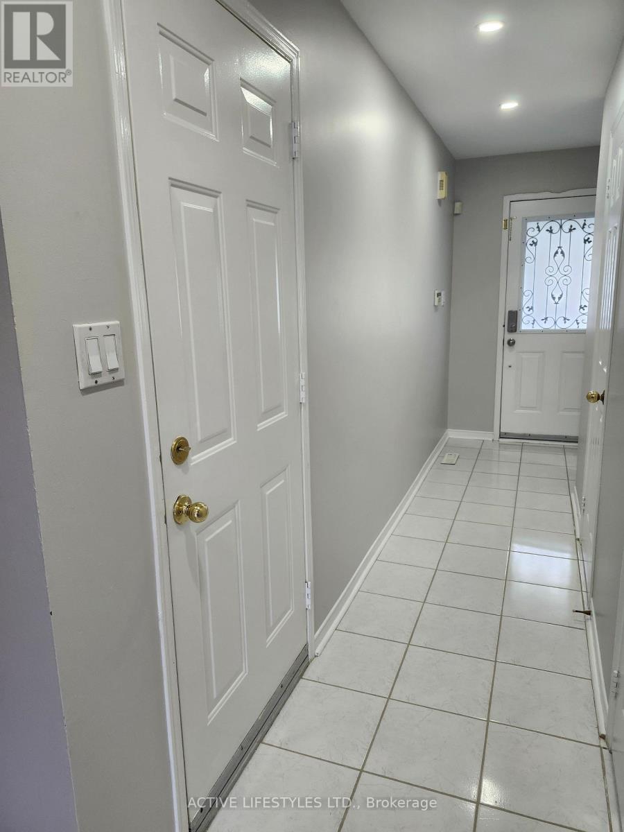7647 Doverwood Drive, Mississauga, Ontario  L5N 8J2 - Photo 2 - W13705070