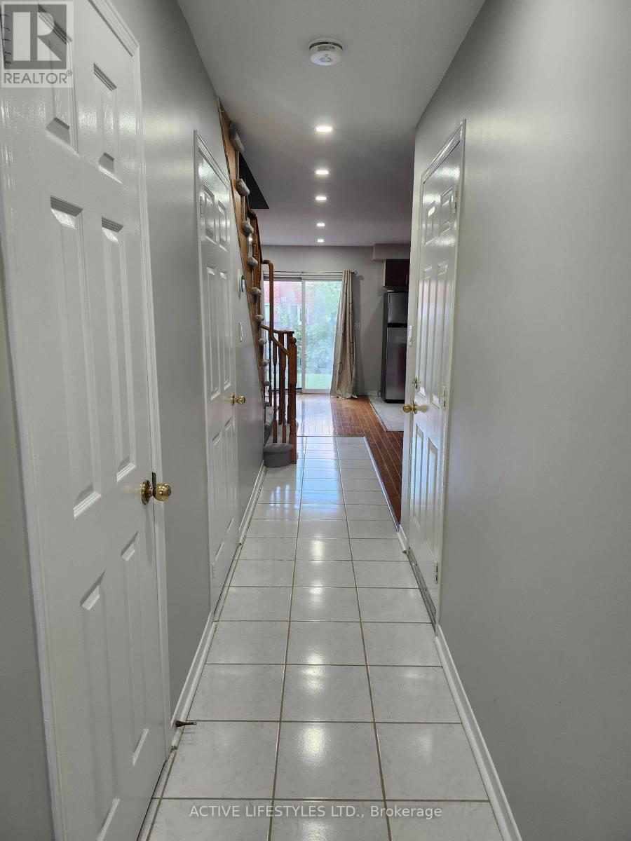 7647 Doverwood Drive, Mississauga, Ontario  L5N 8J2 - Photo 3 - W13705070