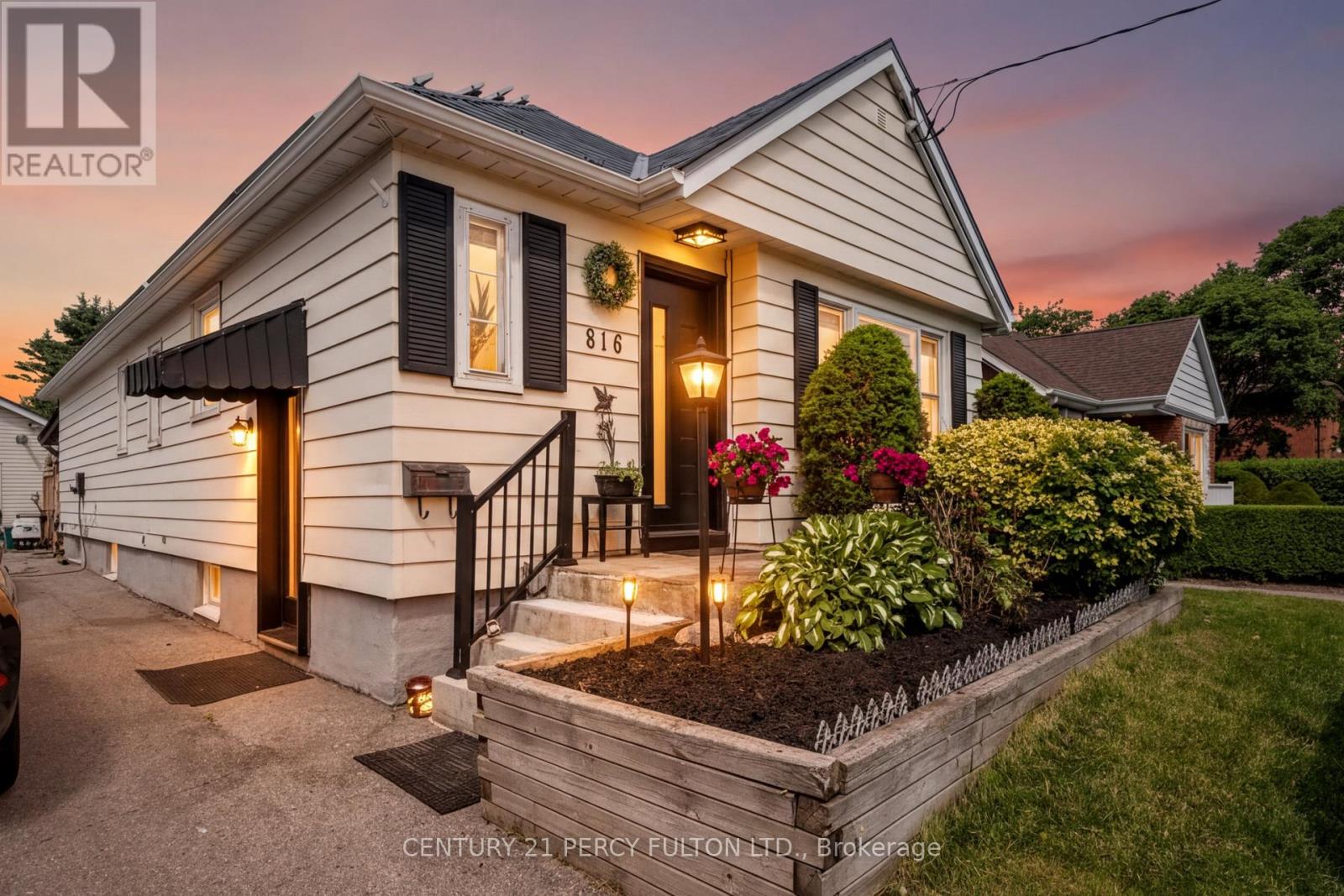 816 SIMCOE STREET N, Oshawa, Ontario