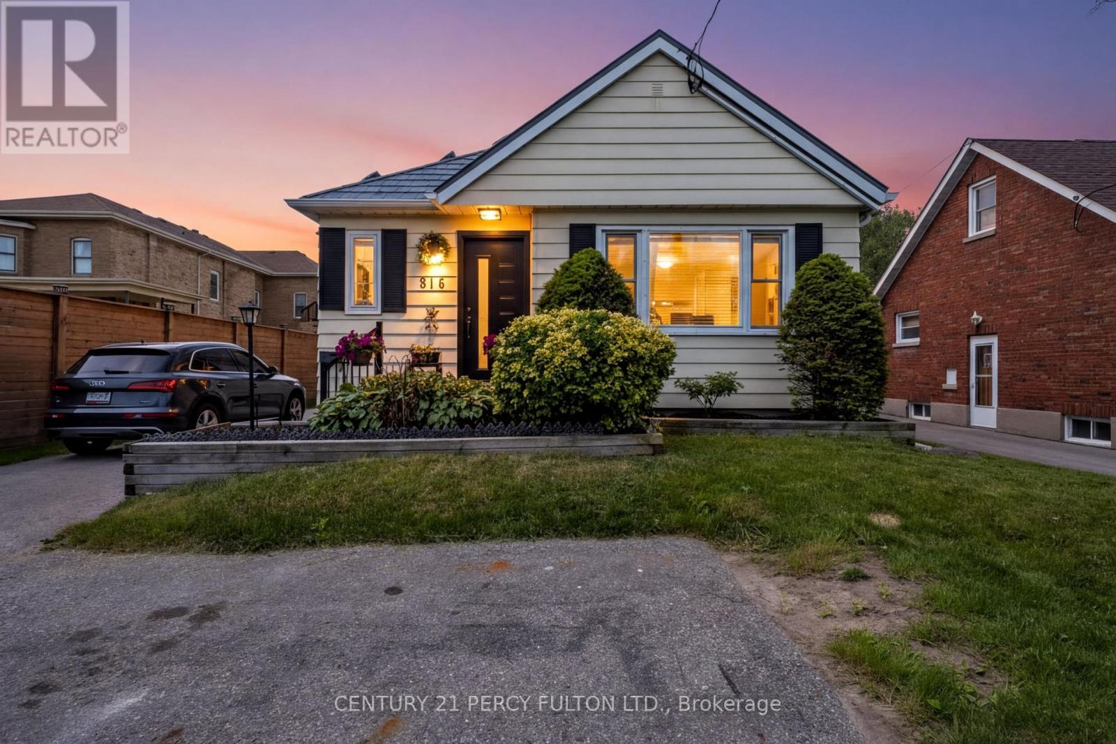 816 Simcoe Street N, Oshawa, Ontario  L1G 4V8 - Photo 2 - E13712292