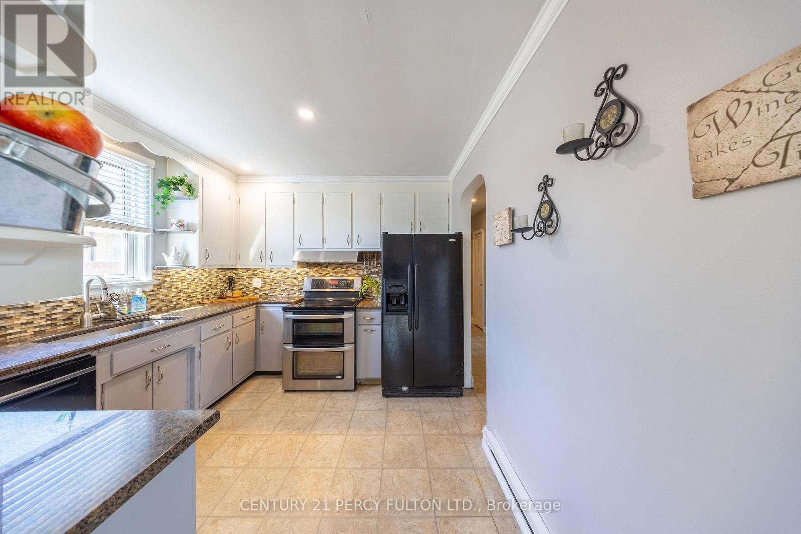 816 Simcoe Street N, Oshawa, Ontario  L1G 4V8 - Photo 4 - E13712292