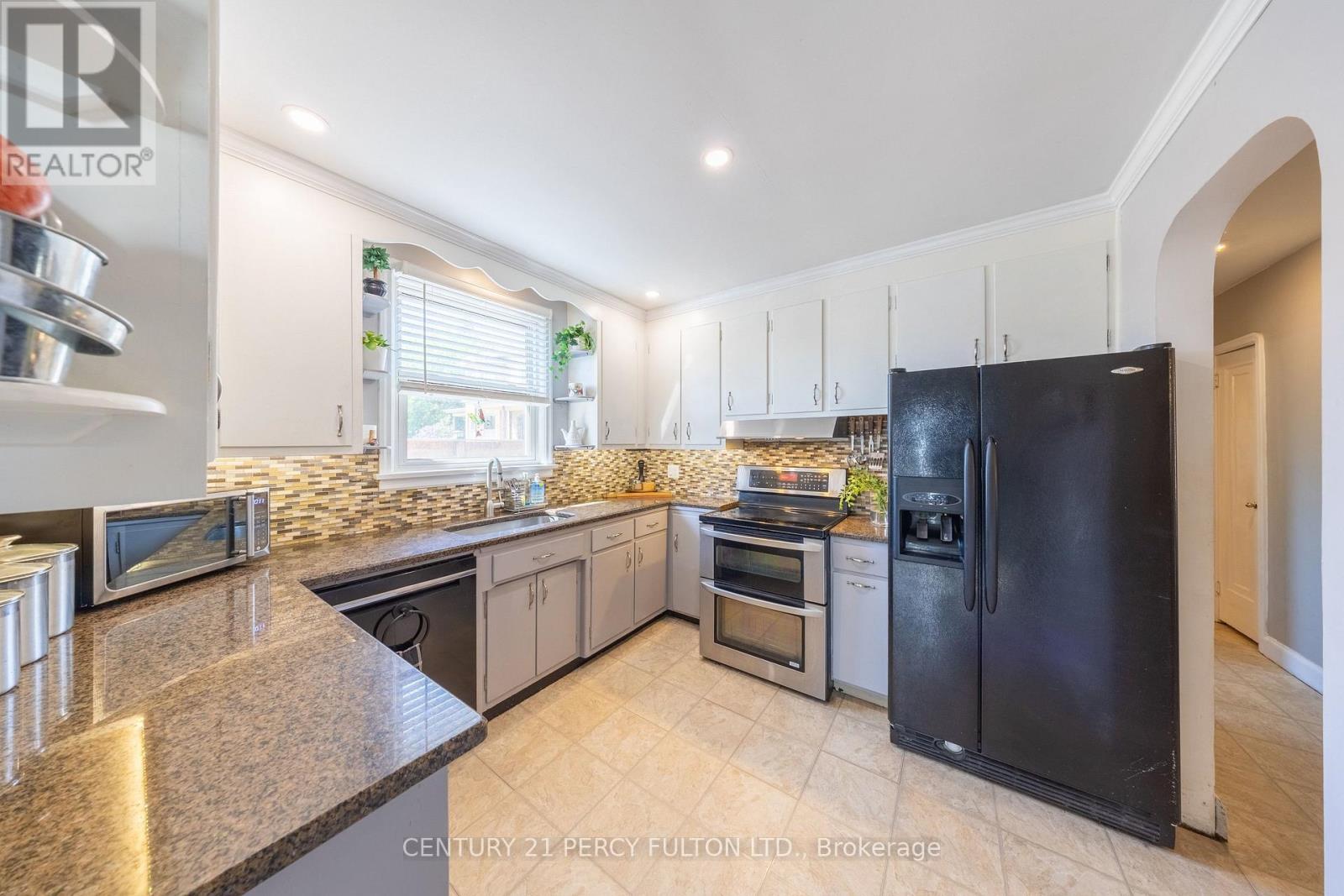 816 Simcoe Street N, Oshawa, Ontario  L1G 4V8 - Photo 5 - E13712292