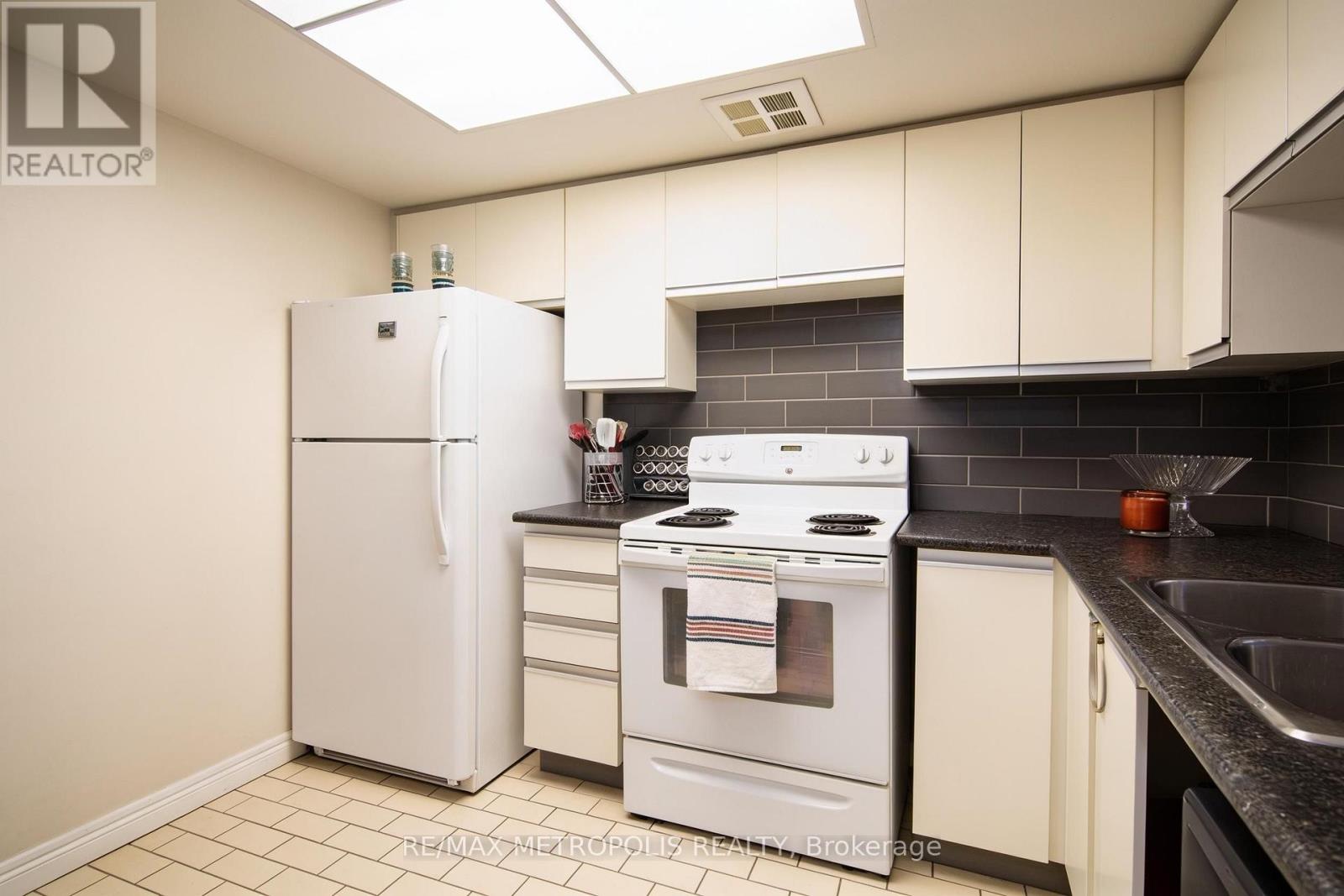 210 - 300 Webb Drive, Mississauga, Ontario  L5B 3W3 - Photo 8 - W13711604