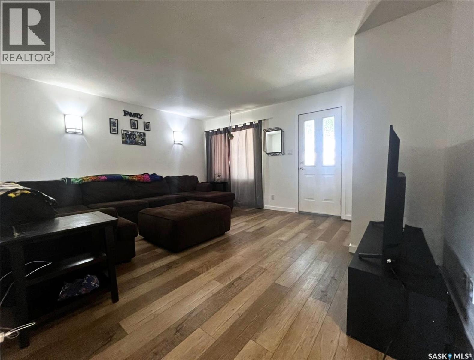 135 5th Avenue Se, Swift Current, Saskatchewan  S9H 3M8 - Photo 2 - SK046472