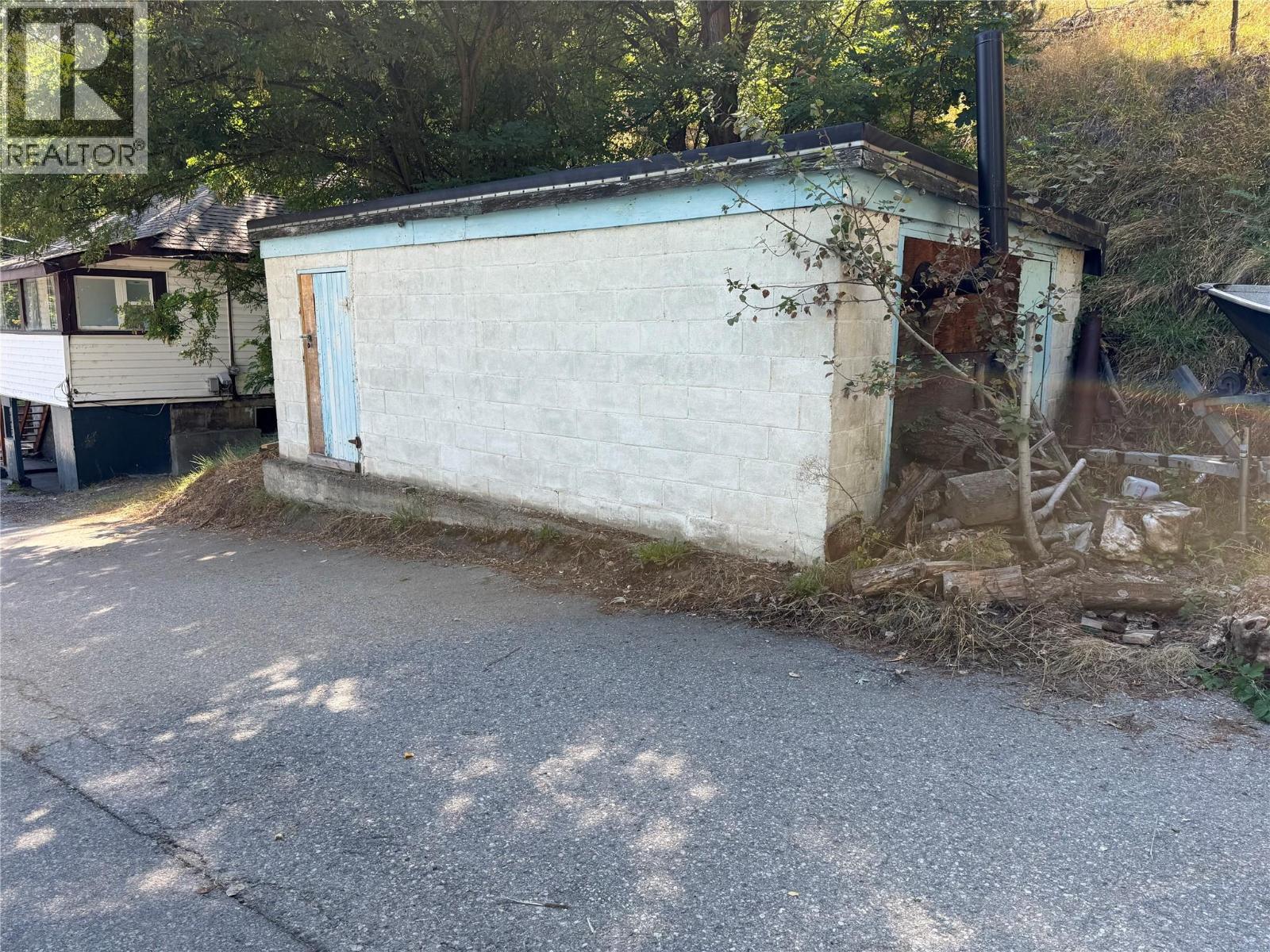943 Mountain Street, Trail, British Columbia  V1R 3G6 - Photo 2 - 10398793