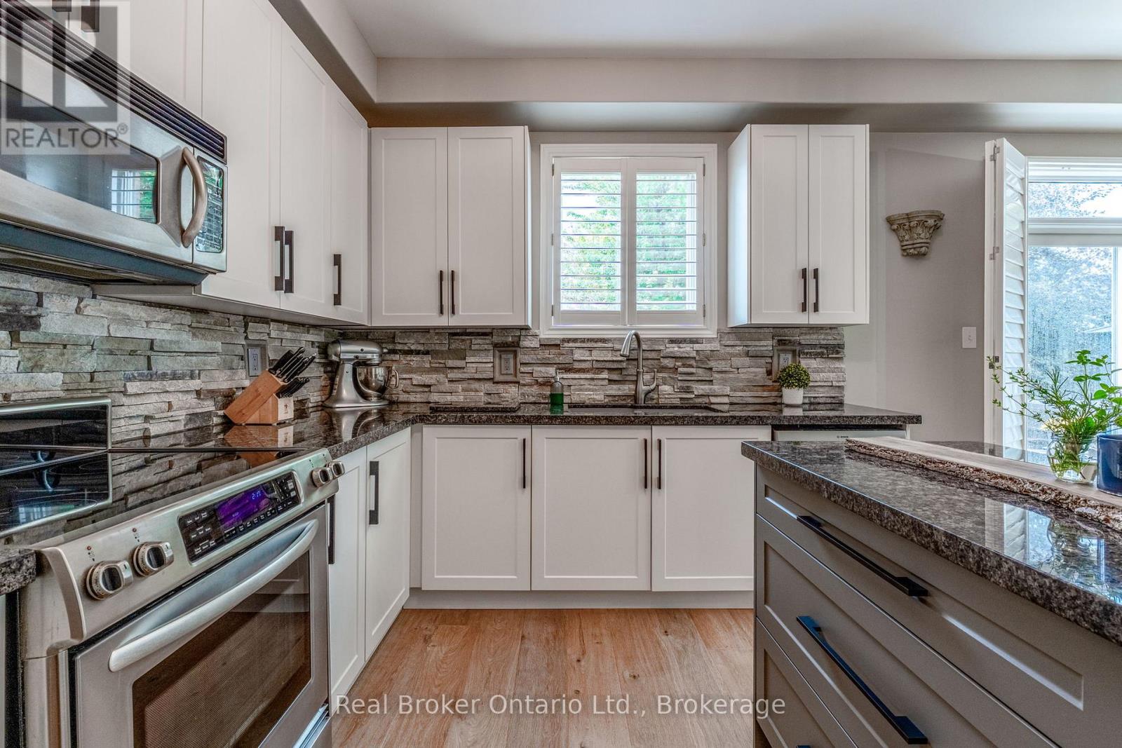 50 The Queensway, Barrie, Ontario  L4M 7J3 - Photo 17 - S13712426