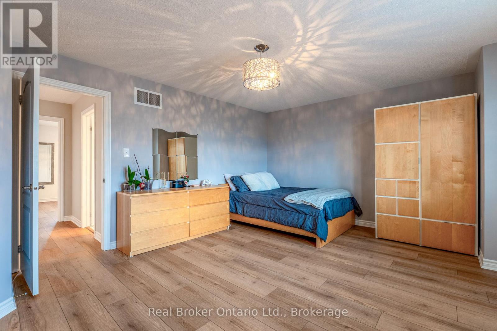 50 The Queensway, Barrie, Ontario  L4M 7J3 - Photo 26 - S13712426
