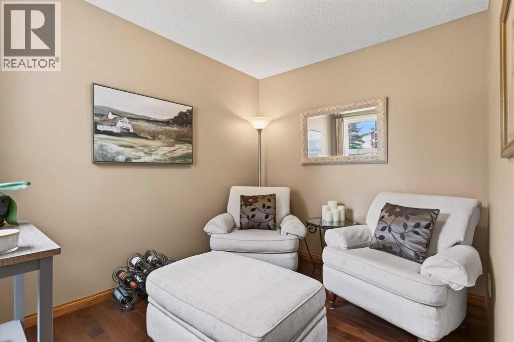 30 Somerset Court Sw, Calgary, Alberta  T2Y 3H4 - Photo 6 - A2339713