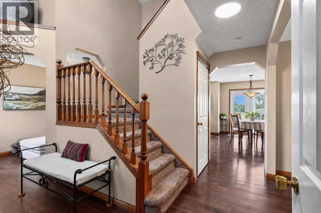 30 Somerset Court Sw, Calgary, Alberta  T2Y 3H4 - Photo 8 - A2339713