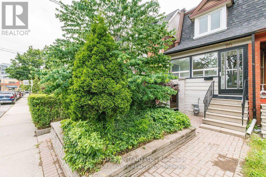 UPPER - 20 GOLDEN AVENUE, Toronto, Ontario