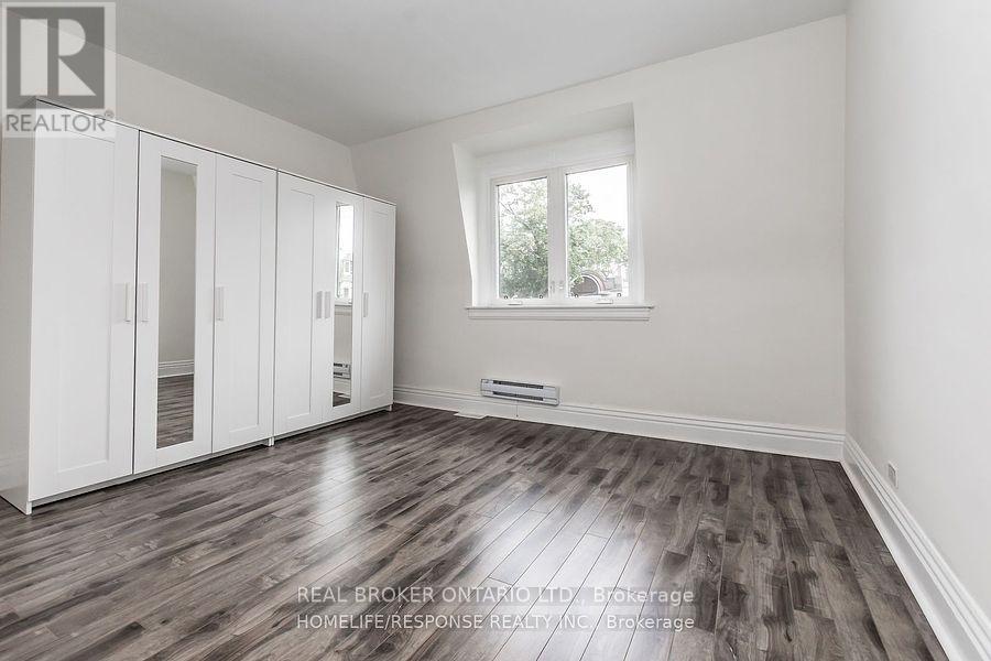 Upper - 20 Golden Avenue, Toronto, Ontario  M6R 2J4 - Photo 11 - W13712448