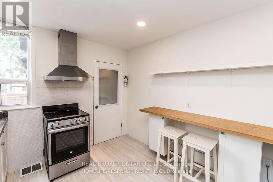 Upper - 20 Golden Avenue, Toronto, Ontario  M6R 2J4 - Photo 12 - W13712448