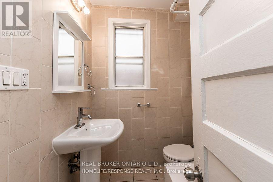 Upper - 20 Golden Avenue, Toronto, Ontario  M6R 2J4 - Photo 13 - W13712448