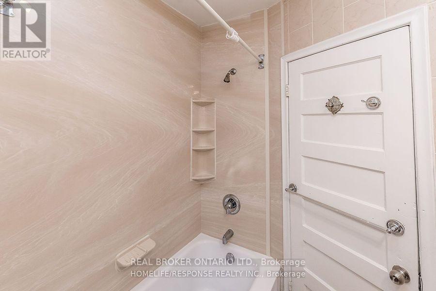 Upper - 20 Golden Avenue, Toronto, Ontario  M6R 2J4 - Photo 15 - W13712448