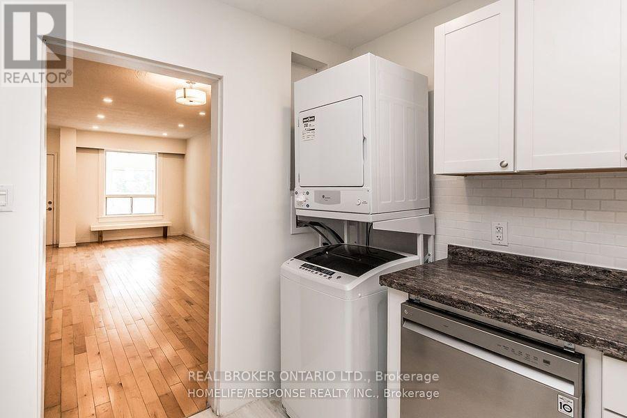 Upper - 20 Golden Avenue, Toronto, Ontario  M6R 2J4 - Photo 16 - W13712448