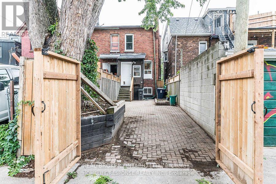 Upper - 20 Golden Avenue, Toronto, Ontario  M6R 2J4 - Photo 18 - W13712448