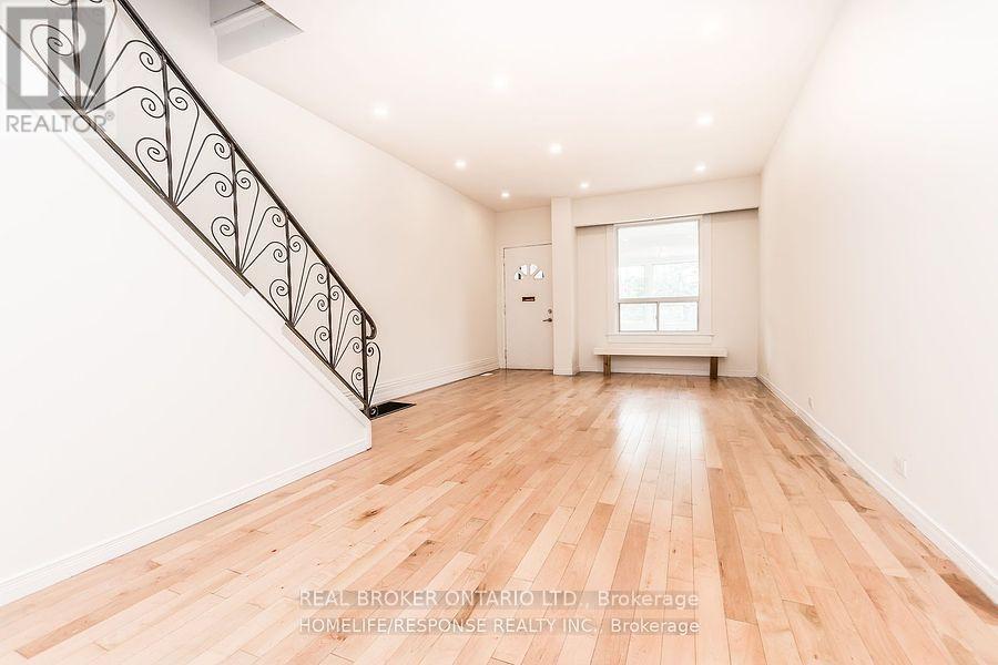 Upper - 20 Golden Avenue, Toronto, Ontario  M6R 2J4 - Photo 2 - W13712448
