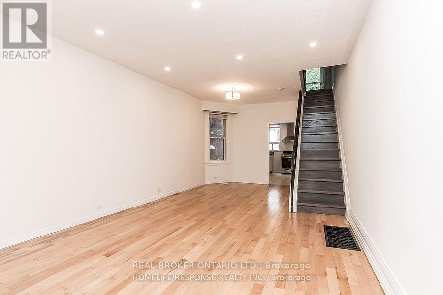 Upper - 20 Golden Avenue, Toronto, Ontario  M6R 2J4 - Photo 3 - W13712448