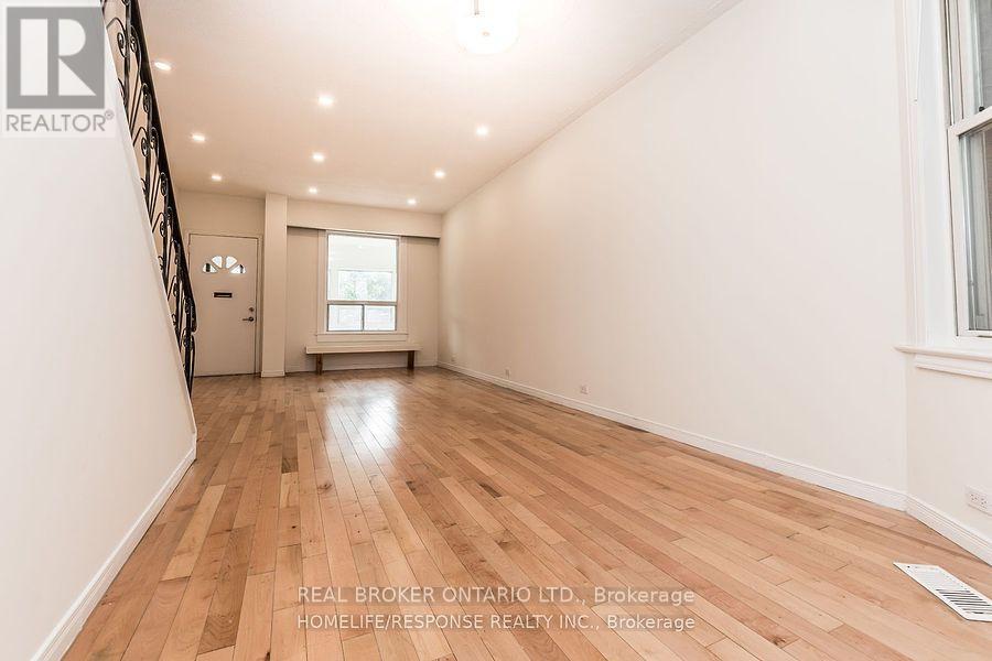 Upper - 20 Golden Avenue, Toronto, Ontario  M6R 2J4 - Photo 4 - W13712448