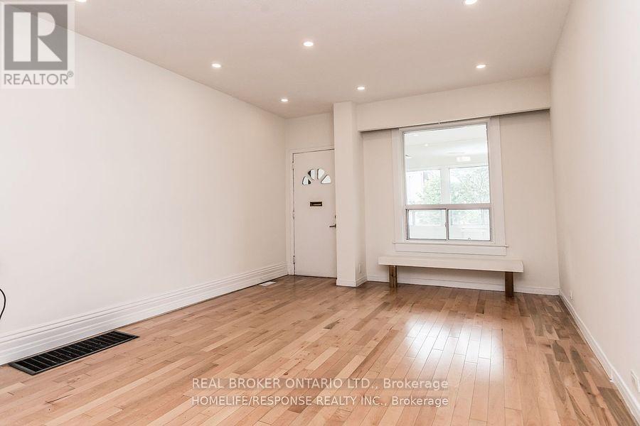 Upper - 20 Golden Avenue, Toronto, Ontario  M6R 2J4 - Photo 5 - W13712448