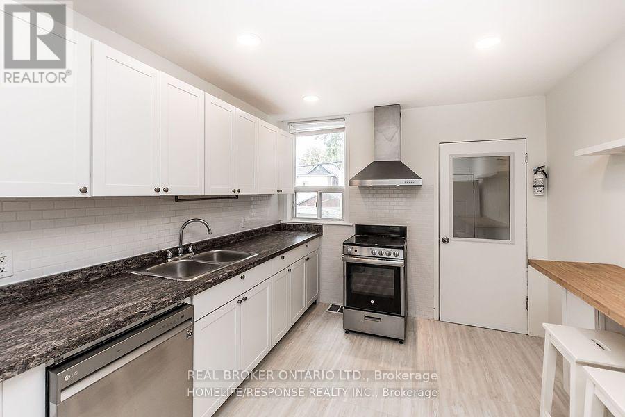 Upper - 20 Golden Avenue, Toronto, Ontario  M6R 2J4 - Photo 6 - W13712448