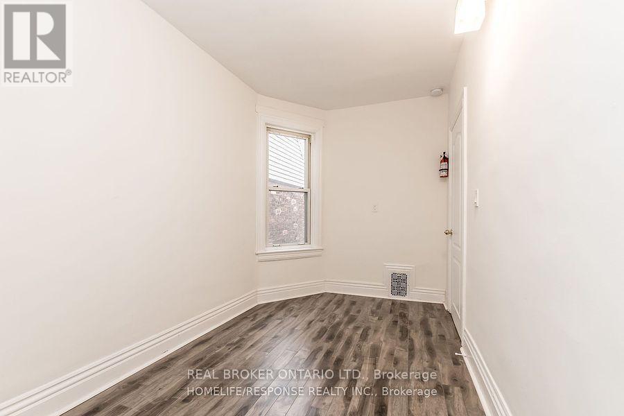 Upper - 20 Golden Avenue, Toronto, Ontario  M6R 2J4 - Photo 7 - W13712448