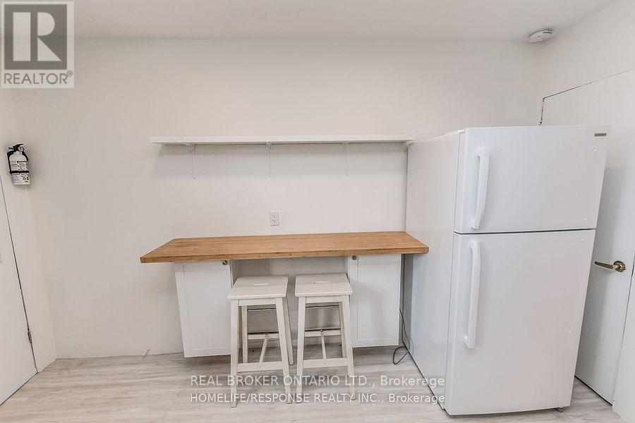 Upper - 20 Golden Avenue, Toronto, Ontario  M6R 2J4 - Photo 8 - W13712448
