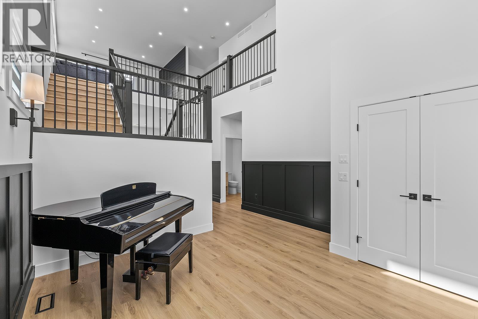 693 Balsam Road, Kelowna, British Columbia  V1W 1C1 - Photo 4 - 10393848
