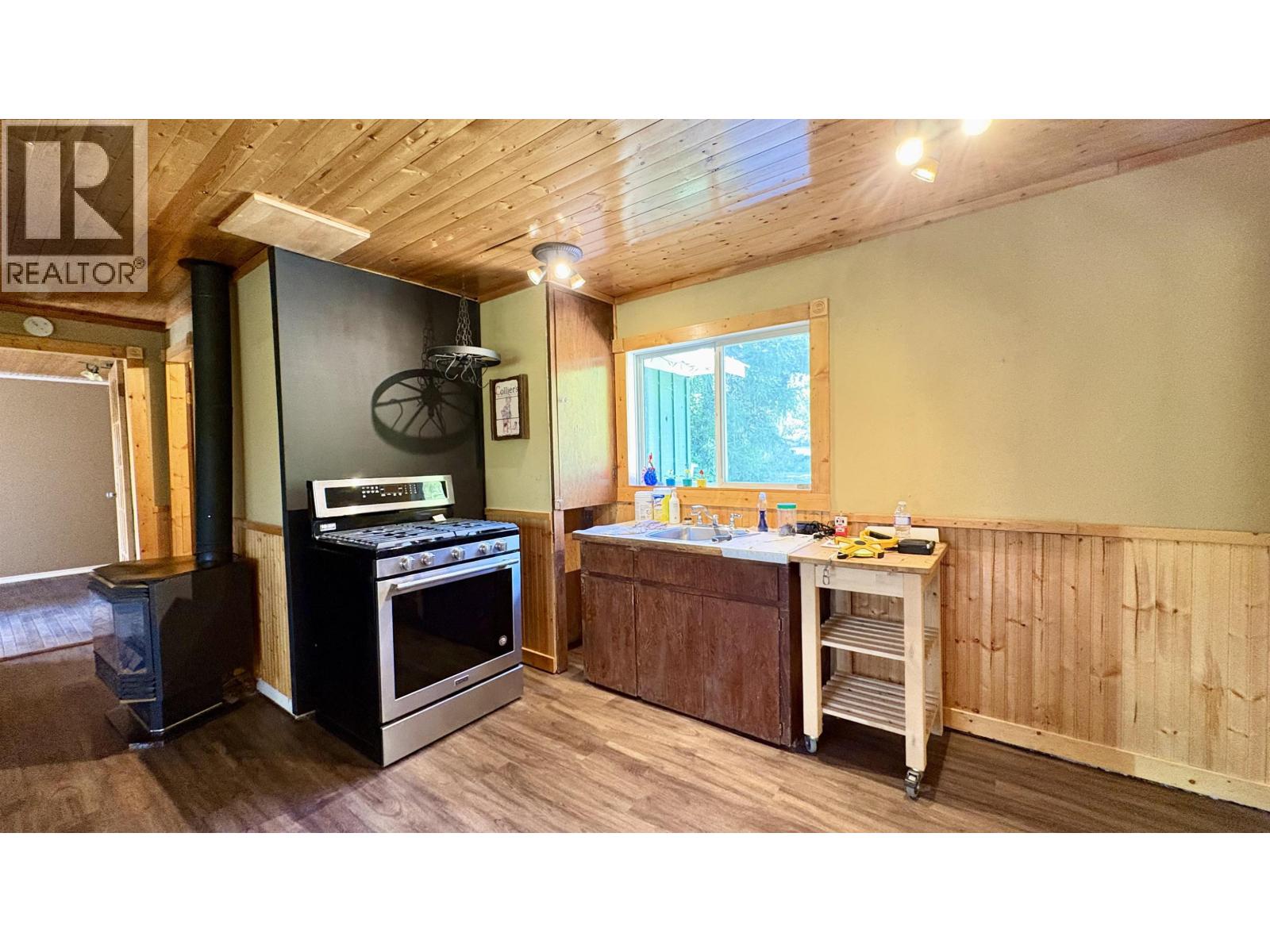 8905 Legault Place, Prince George, British Columbia  V2N 6G2 - Photo 3 - R3158932