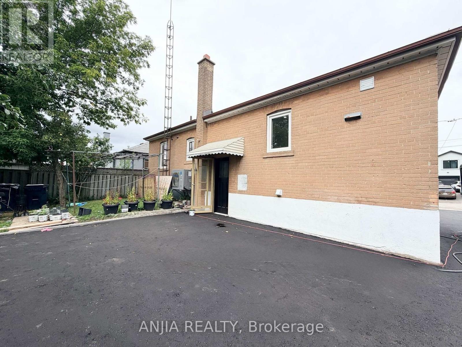 77 Nash Drive, Toronto, Ontario  M3M 2L6 - Photo 12 - W13712514