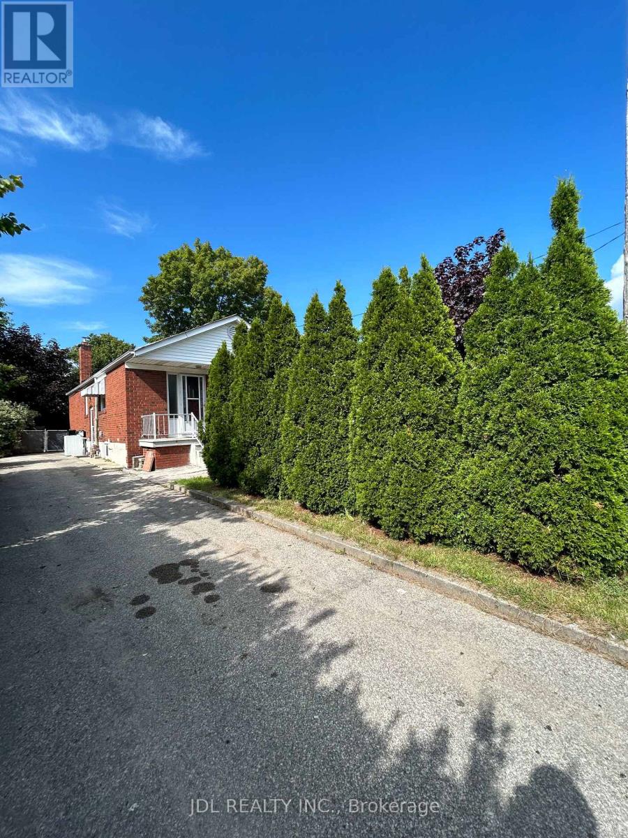 THREE-BEDROOM MAIN FLOOR - 8 HIGHWOOD AVE AVENUE, Toronto, Ontario