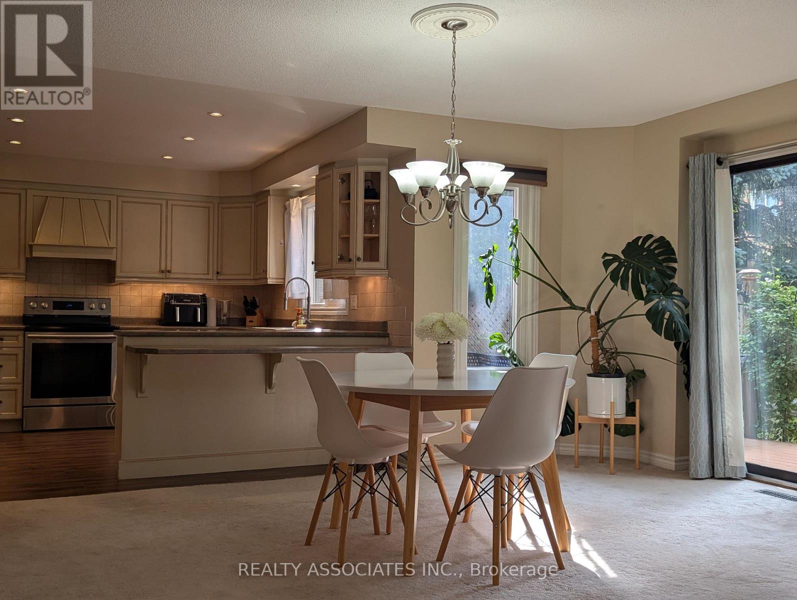 3279 Charlebrook Court, Mississauga, Ontario  L5L 5B4 - Photo 12 - W13709004
