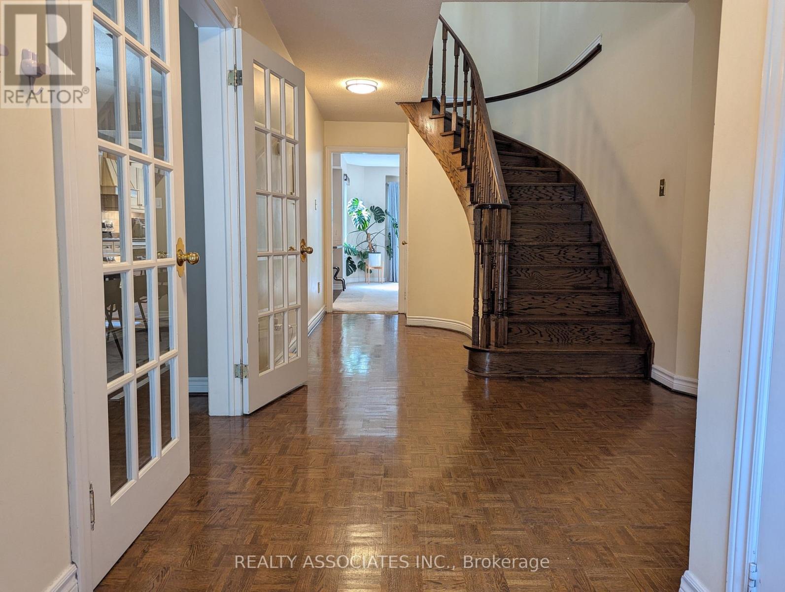 3279 Charlebrook Court, Mississauga, Ontario  L5L 5B4 - Photo 4 - W13709004