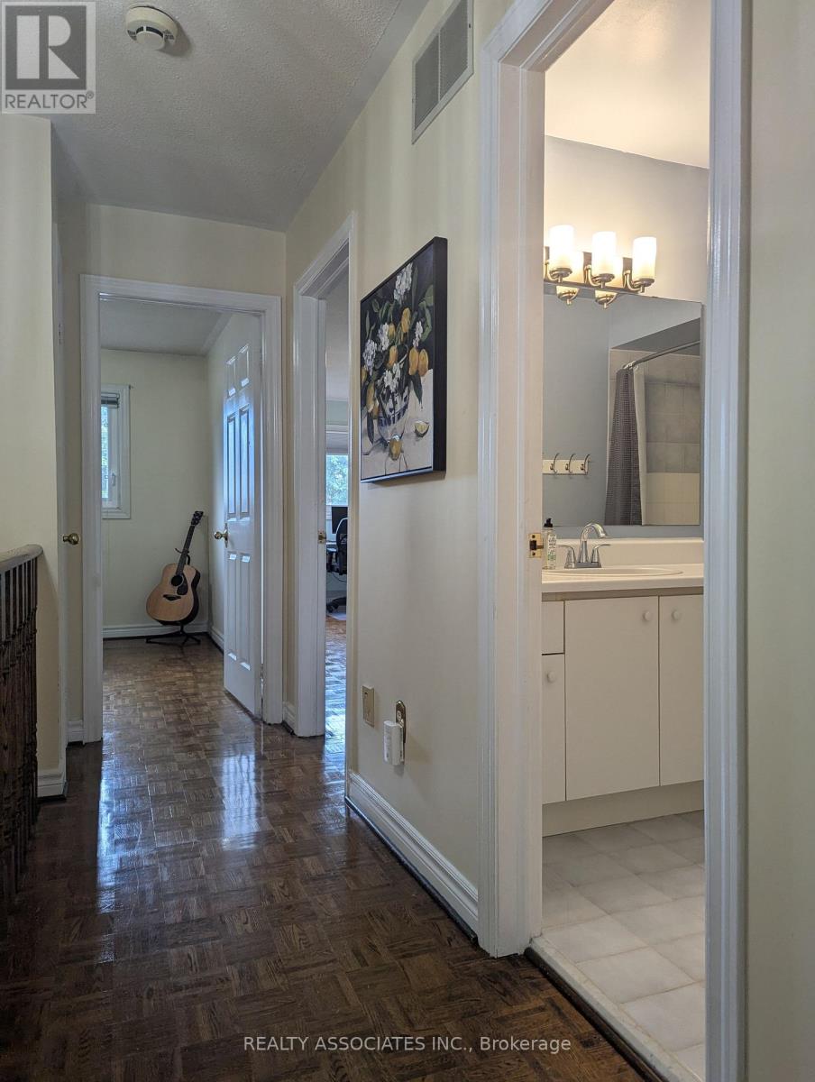 3279 Charlebrook Court, Mississauga, Ontario  L5L 5B4 - Photo 19 - W13709004