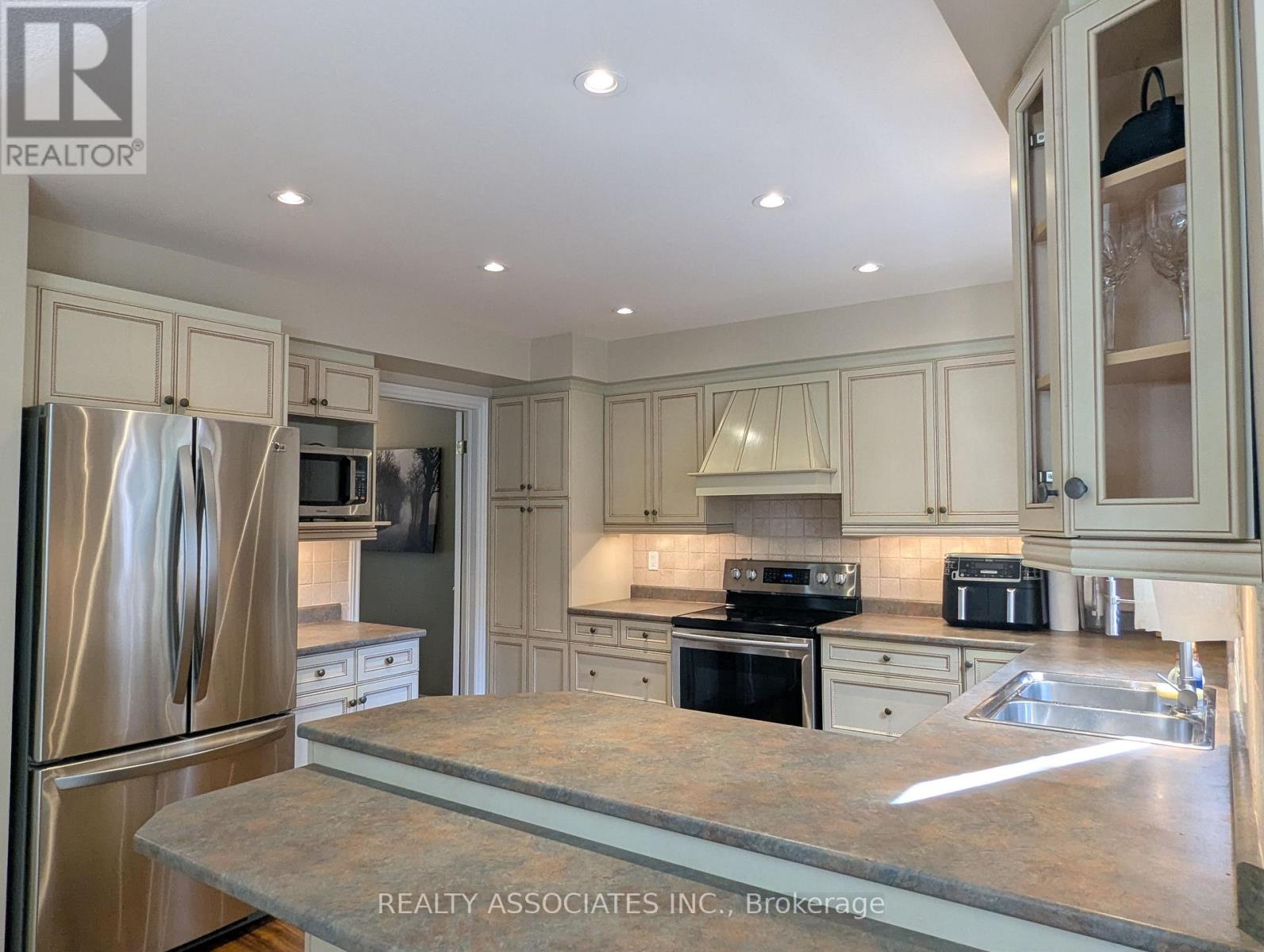 3279 Charlebrook Court, Mississauga, Ontario  L5L 5B4 - Photo 25 - W13709004