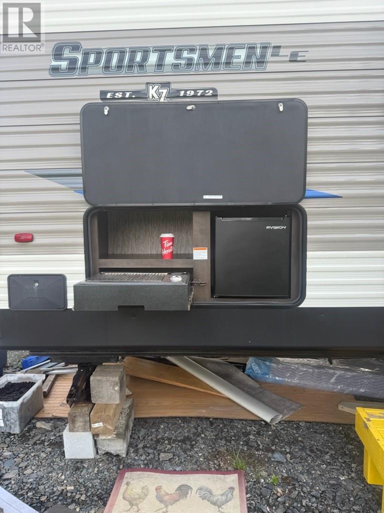 Exterior fridge and bbq
