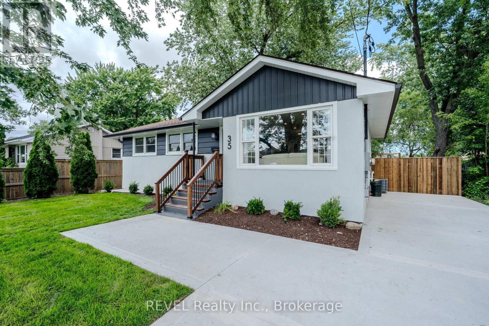 35 Burness Drive, St. Catharines, Ontario  L2P 1J4 - Photo 2 - X13712666