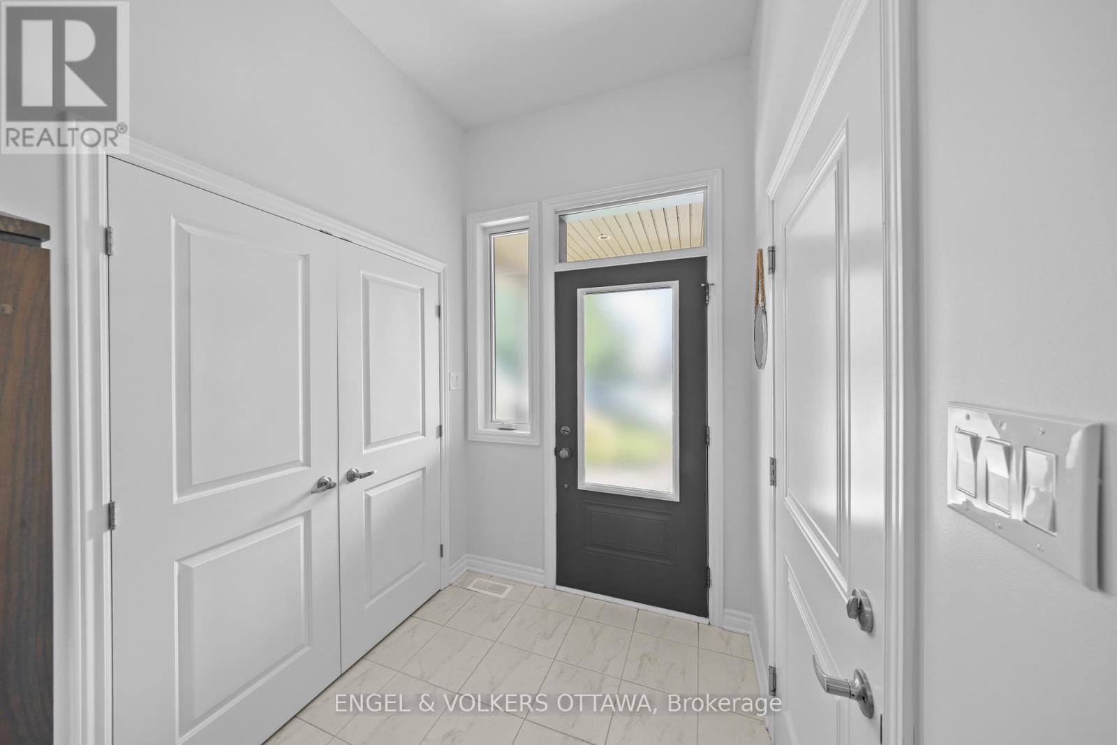 825 Loosestrife Way, Ottawa, Ontario  K1T 0L8 - Photo 2 - X13712742
