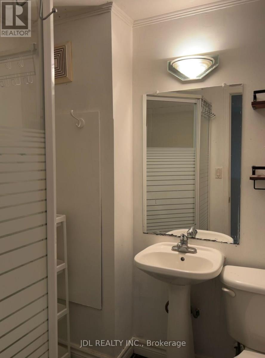 Unit A Bsmt - 23 Pineway Blvd Boulevard, Toronto, Ontario M2H 1A3 - Photo 4 - C13712754
