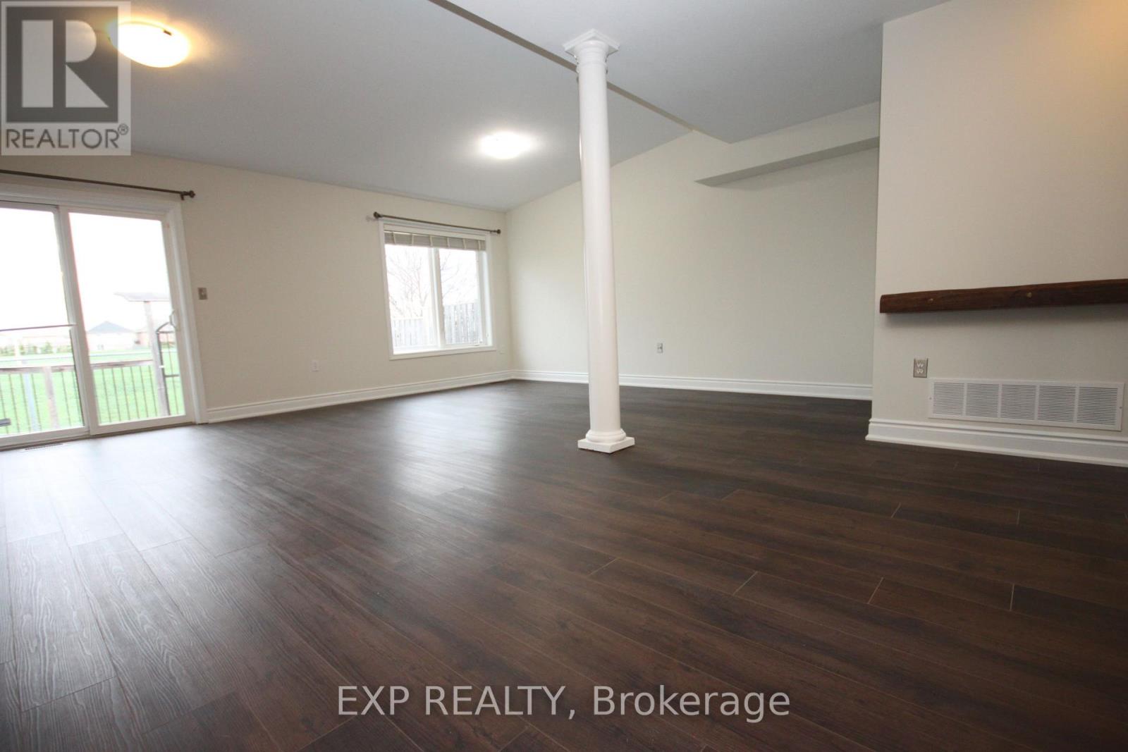 22 Geranium Avenue N, Hamilton, Ontario  L0R 1P0 - Photo 3 - X13712674