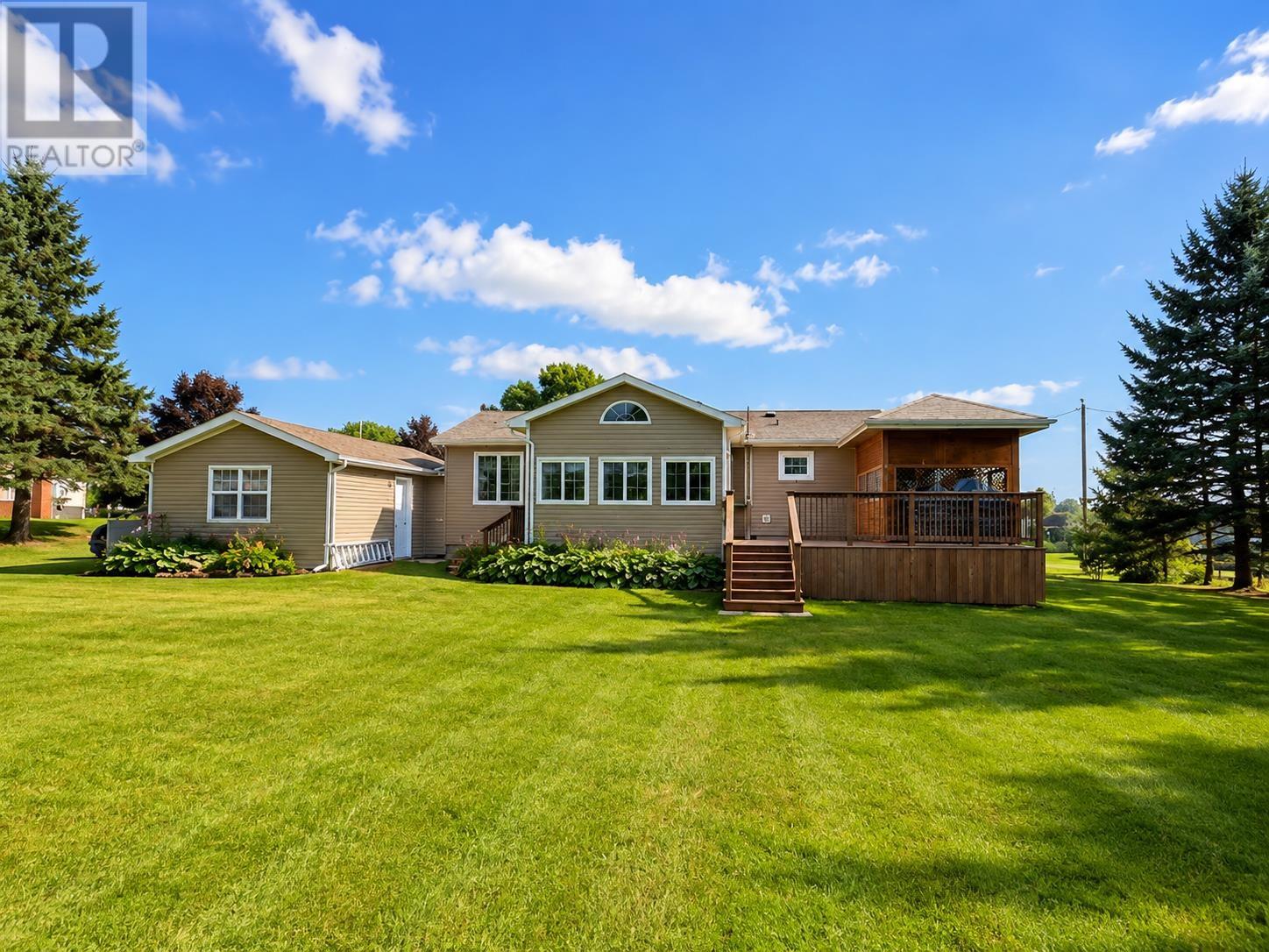 15 Phillips Avenue, Summerside, Prince Edward Island  C1N 4L2 - Photo 2 - 202621523