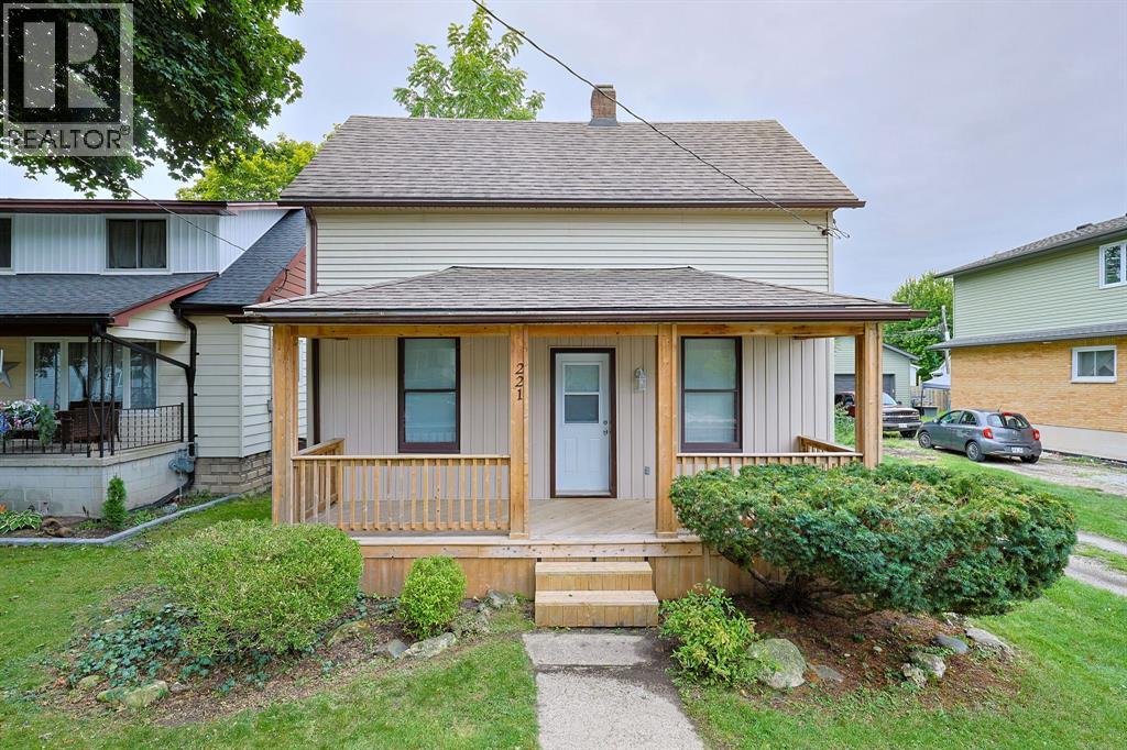 221 Bright Street, Sarnia, Ontario  N7T 4E9 - Photo 2 - 26020459
